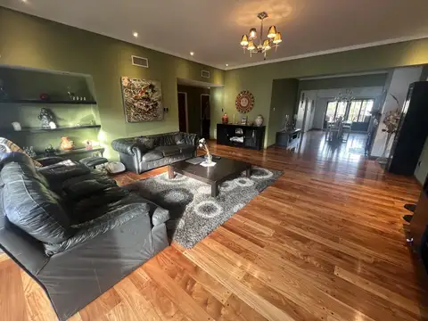 Casa en Alquiler con 4 cocheras