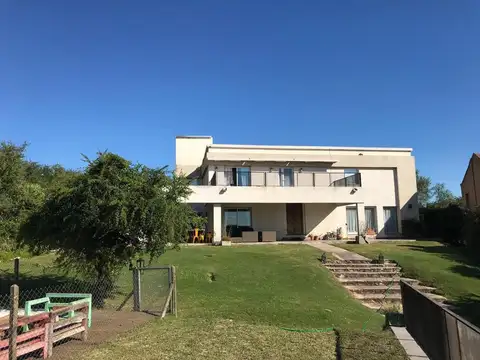 Mendiolaza tres dormitorios categoría pileta vistas panorámicas escritura