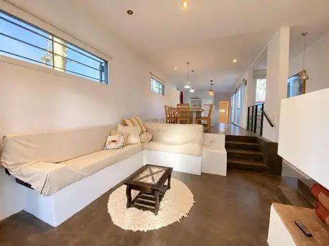 Casa 4 ambientes con 2 baños