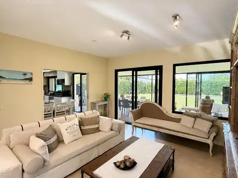 Casa en Venta con 2 cocheras