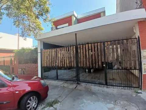 Casa 4 ambientes con patio y terraza