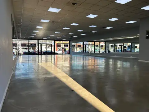 Importante local comercial sobre Av. Colon.
