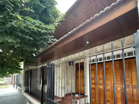 Venta de casa 4 ambientes con cochera y quincho en Lanus