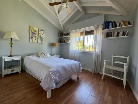 Casa 6 ambientes con 2 baños