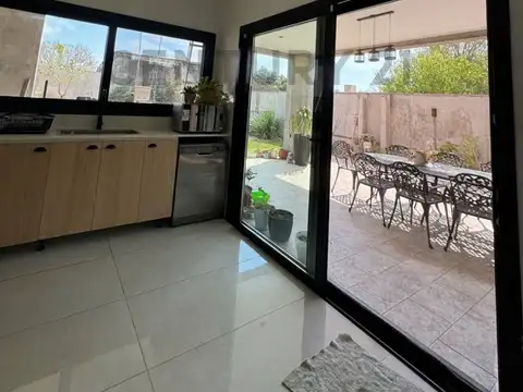 Casa 5 ambientes con 3 baños