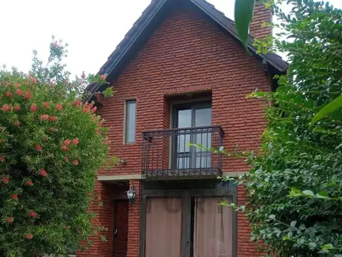 CASA CON PILETA EN LAS BRISAS