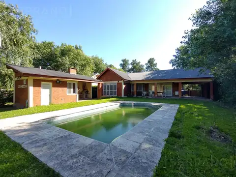 Venta Casa 4 amb con pileta y vista al Golf Barrio Parque Sakura. Exaltacion de la Cruz