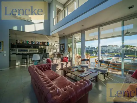Casa en Venta con 10 cocheras