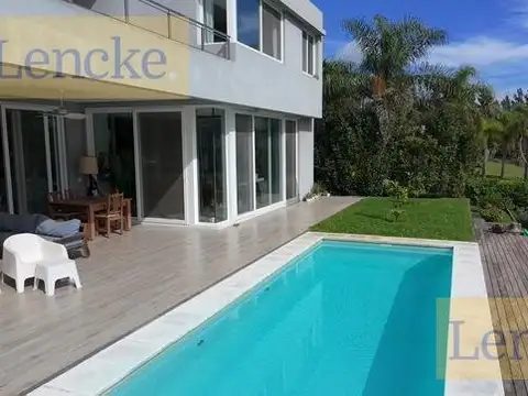 Casa en Venta con 10 cocheras