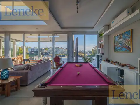 Casa 8 ambientes con 6 baños
