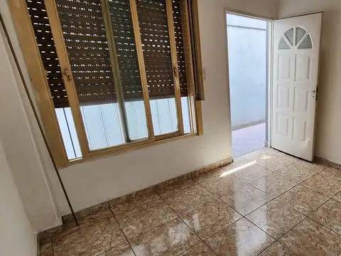 DEPARTAMENTO TIPO CASA 2 AMBIENTES CON PATIO PROPIO SEMICUBIERTO, MUY LUMINOSO Y MUY BUEN ESTADO GENERAL. SIN EXPENSAS  