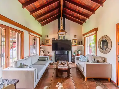 Casa en Venta con 2 cocheras