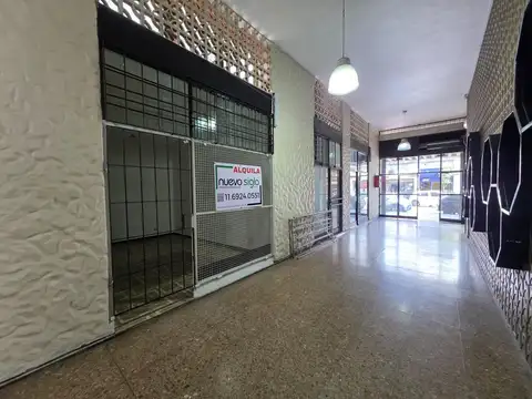Local en Galería sobre calle Olavarría - Varios Destinos