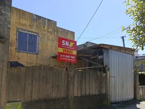 Venta de casa a reciclar con amplio fondo libre en Wilde