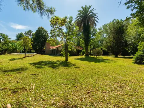 Caseron con gran jardin arbolado en Roldan