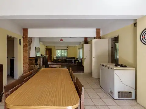 Caseron con gran jardin arbolado en Roldan