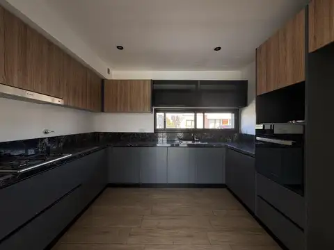 Casa 5 ambientes con 4 baños