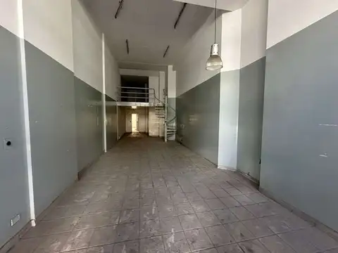 EXCELENTE LOCAL SOBRE AVENIDA