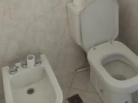 Oficina 5 ambientes con 3 baños