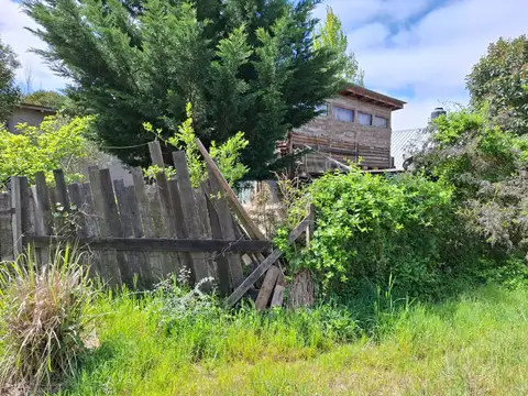 TERRENO DE 450 m Y CASA -AMPLIO TERRENOS ARBOLADO