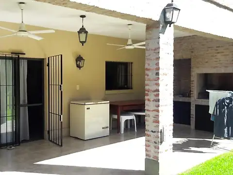 Casa 6 ambientes con 2 baños