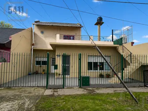 Casa 4 ambientes a la venta con departamento independiente en Ezeiza.