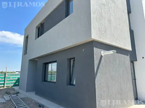 Casa 5 ambientes con 4 baños