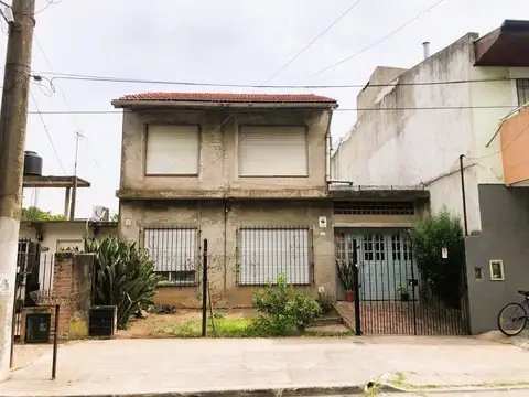 CASA 4 AMB EN VENTA CON COCHERA Y PATIO EZEIZA