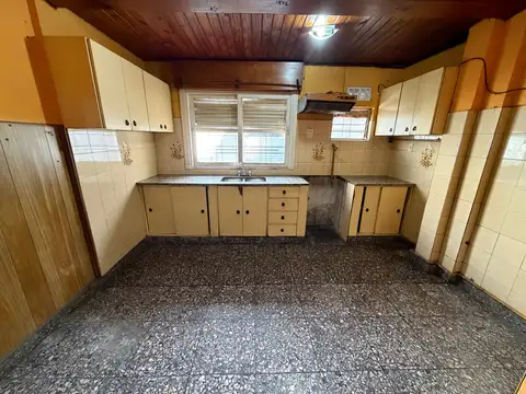 Casa 6 ambientes con 2 baños