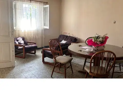Casa 6 ambientes con 2 baños