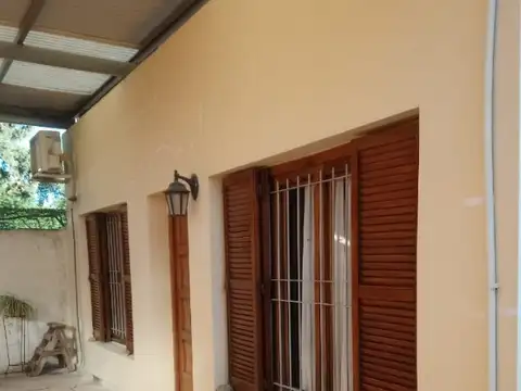 MUY BUENA CASA DE 2 DORMITORIOS, JARDIN, COCHERA
