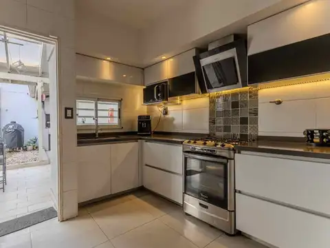 Casa 4 ambientes con 2 baños