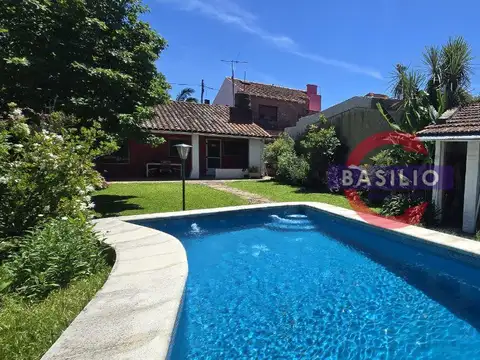 VENTA CASA 4 AMBIENTES CON JARDÍN, PILETA, QUINCHO Y COCHERA – MARTÍNEZ