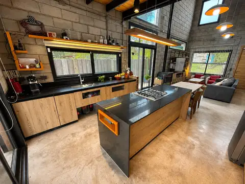 Casa 6 ambientes con 4 baños