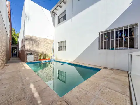 VENTA/PERMUTA: Casa interna única 3 dormitorios, patio y pileta en barrio Bella Vista/ apta crédito.