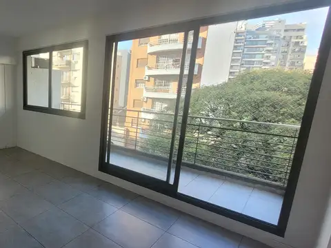 ¡Excelente Oportunidad de Alquiler! Amplio Ambiente Divisible con Balcón Al Frente