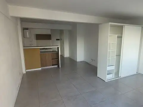 ¡Excelente Oportunidad de Alquiler! Amplio Ambiente Divisible con Balcón Al Frente