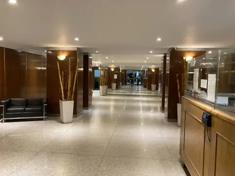 Amplio 2 ambientes, piso alto, apto profesional.