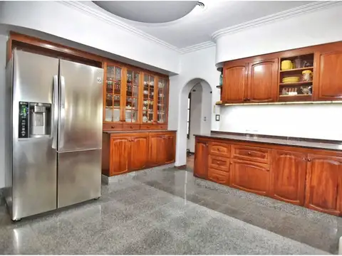 Casa 9 ambientes con 4 baños