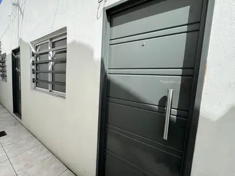 Departamento 2 ambientes con pequeño patio   en alquiler/  San Justo (a mts de UNLAM)