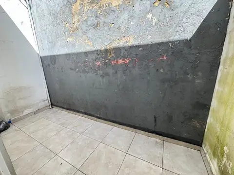 Departamento 2 ambientes con pequeño patio   en alquiler/  San Justo (a mts de UNLAM)