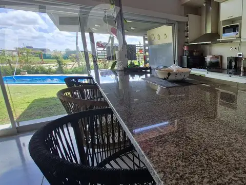 Casa 4 ambientes con 3 baños