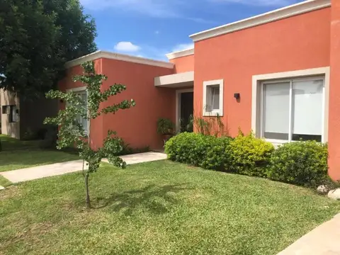 Hermosa casa en venta en Manzanares Chico