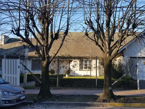 CHALET EN GRAN UBICACIÓN Y DE GRAN CATEGORÍA - Adrogué