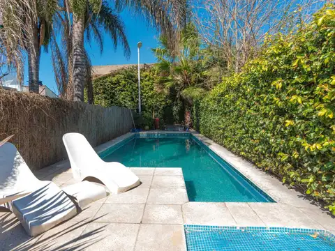 VENTA BERNAL CASA 4 AMBIENTES PISCINA COCHERAS