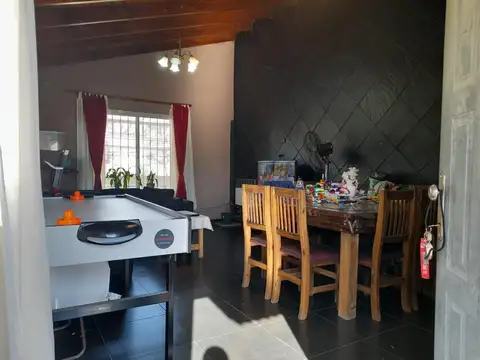 Casa 8 ambientes con 2 baños