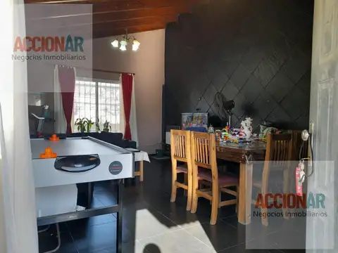 Casa 8 ambientes con 2 baños