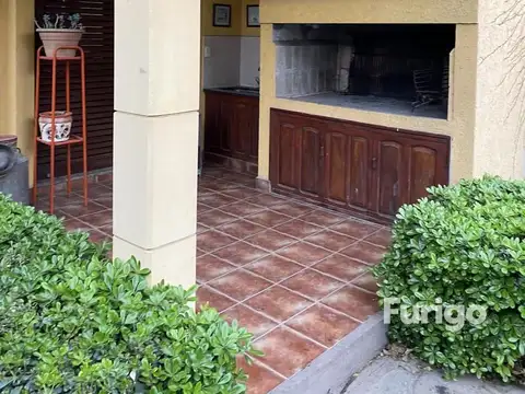 Casa 8 ambientes con 4 baños