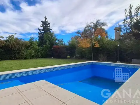 Venta Casa en Fisherton 5 dormitorios 3 baños cochera doble quincho y pileta. Apto Credito.