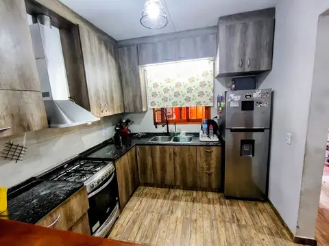 Casa 7 ambientes con 2 baños